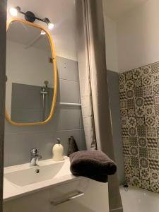 Ένα μπάνιο στο Appartement Parc de Pontaillac 150m de la plage Vaux sur Mer - Royan
