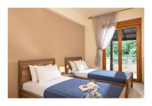 Postel nebo postele na pokoji v ubytování Beachfront Red suite-Ligaria beach