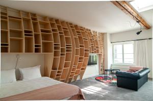 una camera da letto con una parete di scaffali in legno di Hotel in het huis van Deventer a Deventer