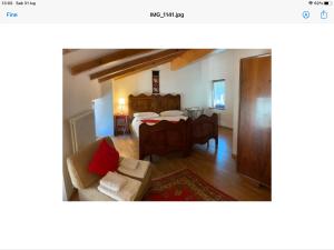 - un salon avec un lit et une table dans l'établissement B&B El Pojo, à Ala