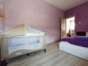 1 dormitorio con cama y pecera en Rose valley guest house, en Kazanlak