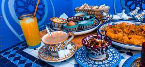 Riad Azemmat في شفشاون: طاولة مليئة بأطباق الطعام والمشروبات