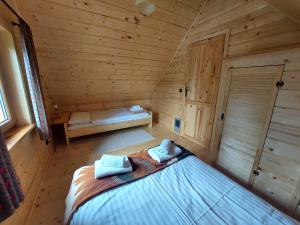 Ліжко або ліжка в номері KANADYJKA domki drewniane