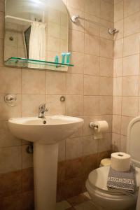Koupelna v ubytování Egnatia Hotel
