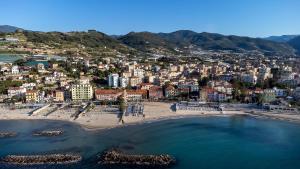 - une vue aérienne sur la plage et la ville dans l'établissement Hotel Vita Serena, à Arma di Taggia