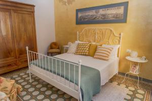 um quarto com uma cama branca e um armário de madeira em La Candida Rosa em Florença