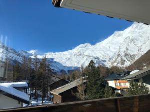 a view of a snow covered mountain from a balcony at Stilvolle grosszügige 7.5 Zi Maisonette Wohnung 10 Pers in Saas-Fee