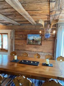 a dining room with a wooden table with chairs at Stilvolle grosszügige 7.5 Zi Maisonette Wohnung 10 Pers in Saas-Fee