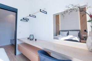 ein Schlafzimmer mit einem großen Spiegel und einem Bett in der Unterkunft Zeus Design Apartments Unique #36 in Wien