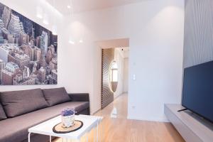 Una sala de estar con un sofá y un televisor. en Zeus Design Apartments Unique #36, en Viena