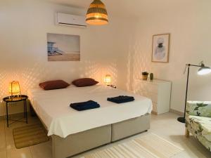 a bedroom with a large white bed in a room at Caldera Blue in Alikí