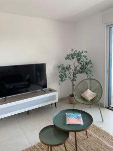 T3 classé 3 étoiles Terrasse 18M2 CLIM parking proche PORT TV 또는 엔터테인먼트 센터