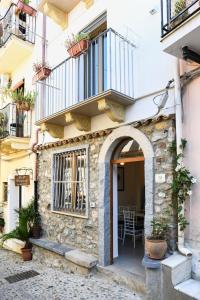 an entrance to a building with a balcony at Signora Tita B&B Chianalea - Scilla in Scilla