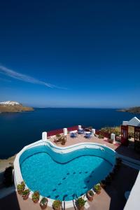 an overhead view of a swimming pool with the ocean at Arhitektoniki Studios in Astypalaia