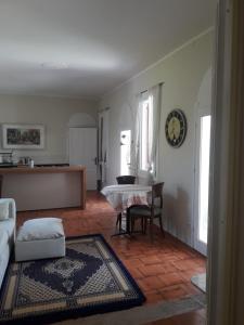 salon ze stołem i zegarem na ścianie w obiekcie Tenuta Crescentini-ValleMura ,appartamenti con entrata indipendente w mieście San Donà di Piave