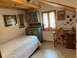 a bedroom with a bed and a desk and a chair at Stilvolle grosszügige 7.5 Zi Maisonette Wohnung 10 Pers in Saas-Fee