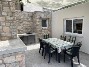 Popločani dio dvorišta ili vanjski dio objekta Holiday Home Tranquility