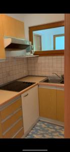 cocina con fregadero y encimera en Appartament Anna 4, en Predoi