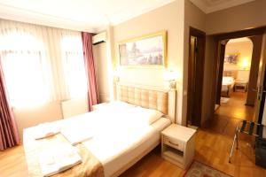 Postel nebo postele na pokoji v ubytování Tashkonak Studio Suites