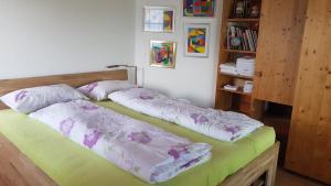 Rúm í herbergi á Traumhaftes Chalet mit Seesicht