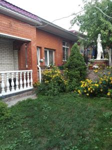 パヴロフスクにあるGuest house on 1 Maya 50の庭の花像のある家