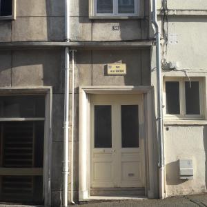 una puerta a un edificio con una señal encima en Petite chambre meublée au cœur de ville - chez l'habitant, en Le Creusot