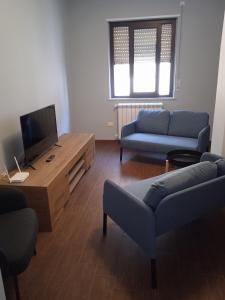 A television and/or entertainment centre at Le Zagare b&b