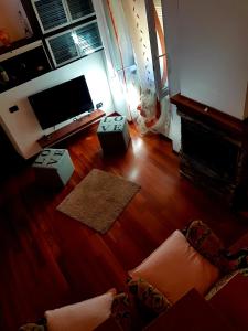 ein Wohnzimmer mit einem Sofa und einem TV in der Unterkunft Baita Milgra in Riccò del Golfo di Spezia
