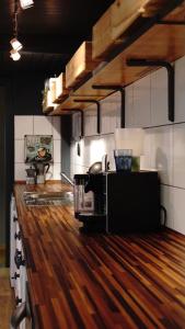 una cocina con encimera y sofá en Basecamp Andermatt, en Andermatt