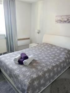 een slaapkamer met een bed met twee handdoeken erop bij HOLIDAY HOME APARTMAN in Visoko