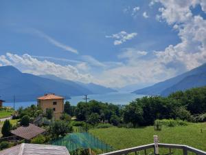 グラヴェドーナにあるCasa Mariaの山々を背景にした湖の景色