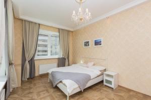 Tempat tidur dalam kamar di Complex Apartments near Novodevichiy
