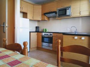 Cuisine ou kitchenette dans l'établissement Litha House, 3 Bed Holiday Home set Over 3 Floors 2 Mins From Beach and all Amenities
