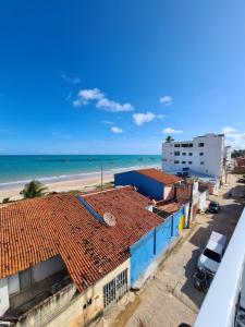 uma vista para a praia a partir do telhado de um edifício em Suites Jangadeiro Maragogi 1 RUA JANGADEIROS 215 em Maragogi
