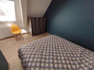 1 dormitorio con 1 cama y 1 silla amarilla en Appartement 5 Cherbourg centre avec NETFLIX et WIFI, en Cherbourg-en-Cotentin