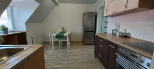 una cucina con lavandino e tavolo di CITY VIEW Kanonierska - przy parku blisko centrum a Świdnica