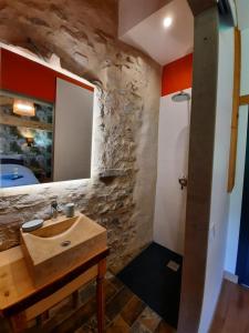 Kylpyhuone majoituspaikassa La Bergerie à Menée