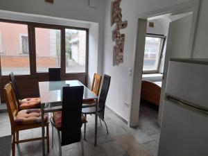 une salle à manger avec une table et des chaises en verre dans l'établissement Monteurwohnung SAN, à Stadtsteinach