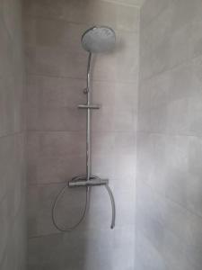 um chuveiro com luz na parede na casa de banho em Monteurwohnung SAN em Stadtsteinach