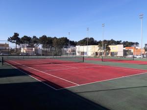 Villa Confort - FURADOURO或附近的網球場和／或壁球場
