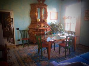 a dining room with a wooden table and chairs at Bed & Breakfast Don Carlos in San Martino di Lupari