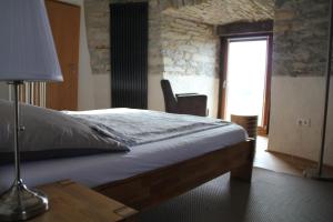 Een bed of bedden in een kamer bij Hotel Spitze Warte