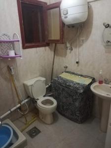 حمام في شاليه في قرية الأندلسية مرسي مطروح في منطقة الميرا