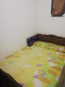 سرير أو أسرّة في غرفة في شاليه في قرية الأندلسية مرسي مطروح في منطقة الميرا