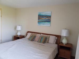 Un pat sau paturi într-o cameră la Fabulous ocean view near beaches restaurants in a secured apartment resort