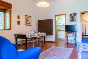 a living room with a table and a kitchen at casa n'donda in Cuccaro Vetere