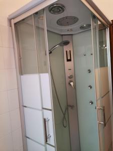 un bagno con doccia e porta in vetro di Porto Vecchio ROOMS - Stazione Centrale Trieste a Trieste