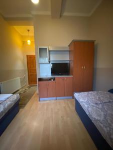 Habitación con 2 camas y TV de pantalla plana. en Hotel Santos, en Skopje