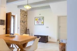 a dining room with a wooden table and chairs at casa n'donda in Cuccaro Vetere