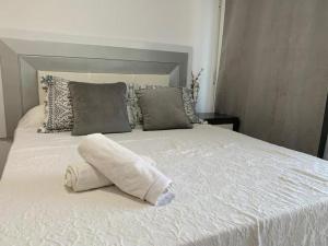 a white bed with a pillow on top of it at Estudio en la Urbanización de Roquetas de Mar in Roquetas de Mar